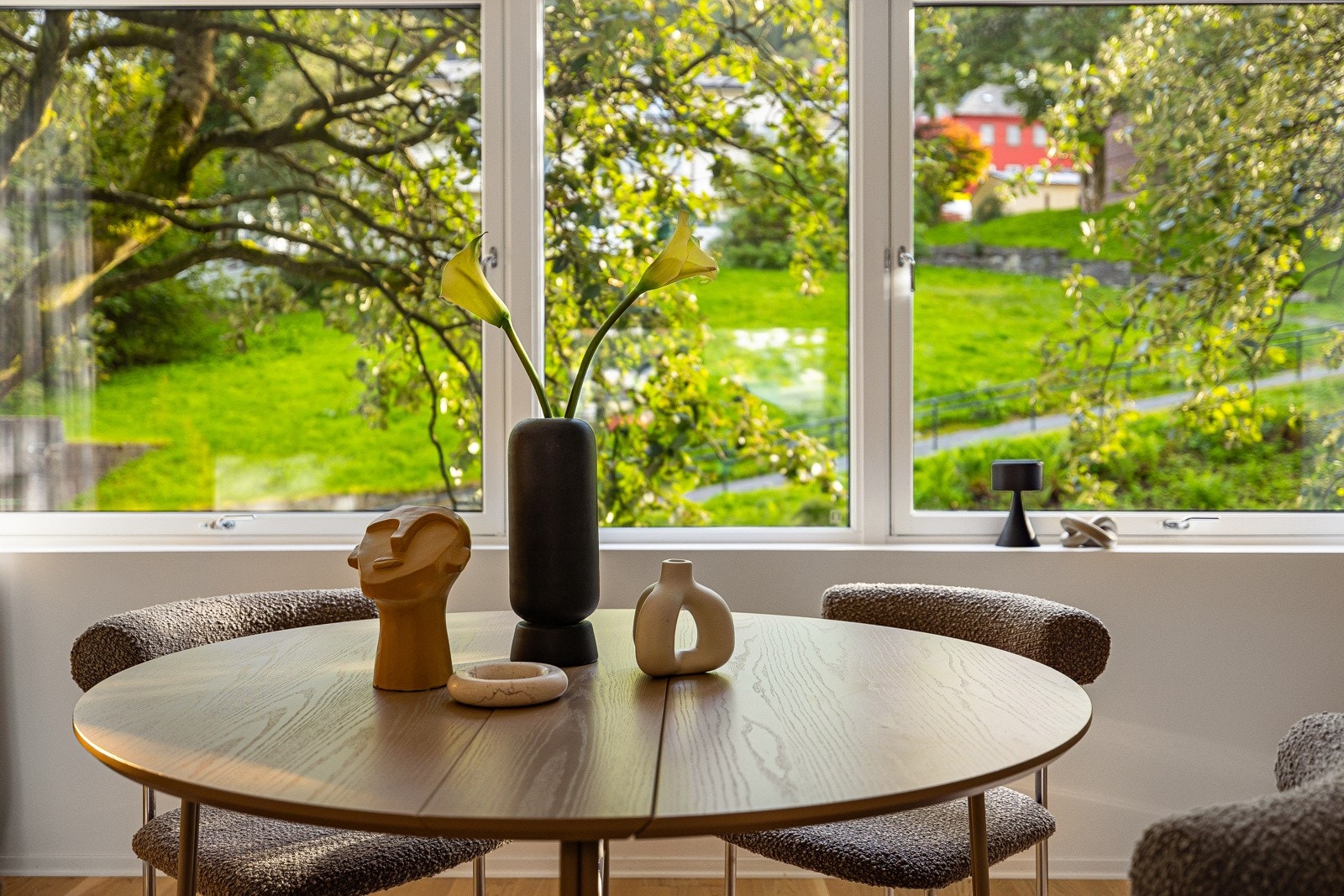 - En frodig utsikt fra spisebordet - Galleribilde
