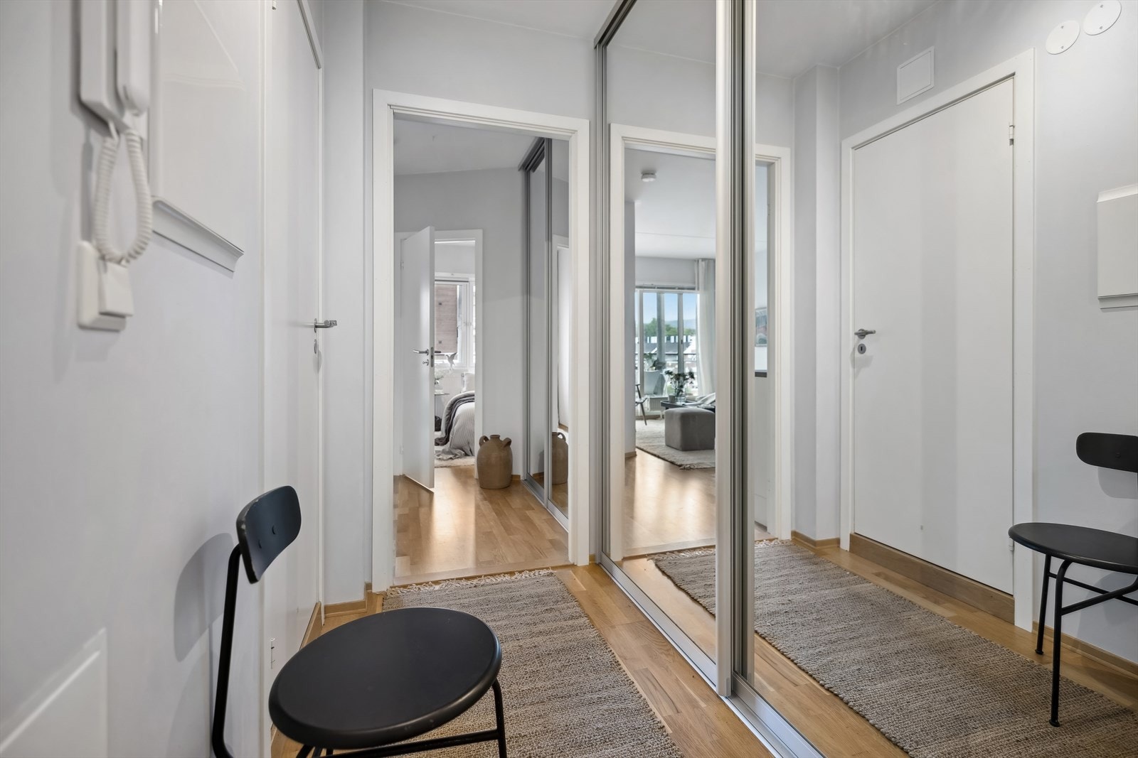 I det du kommer inn i boligen blir du møtt av en lys og innbydende entré. Innredet med skyvedørsgarderobe m/speil som gir god plass til å henge fra seg yttertøy og sette fra seg sko før du går videre inn i boligen. Galleribilde