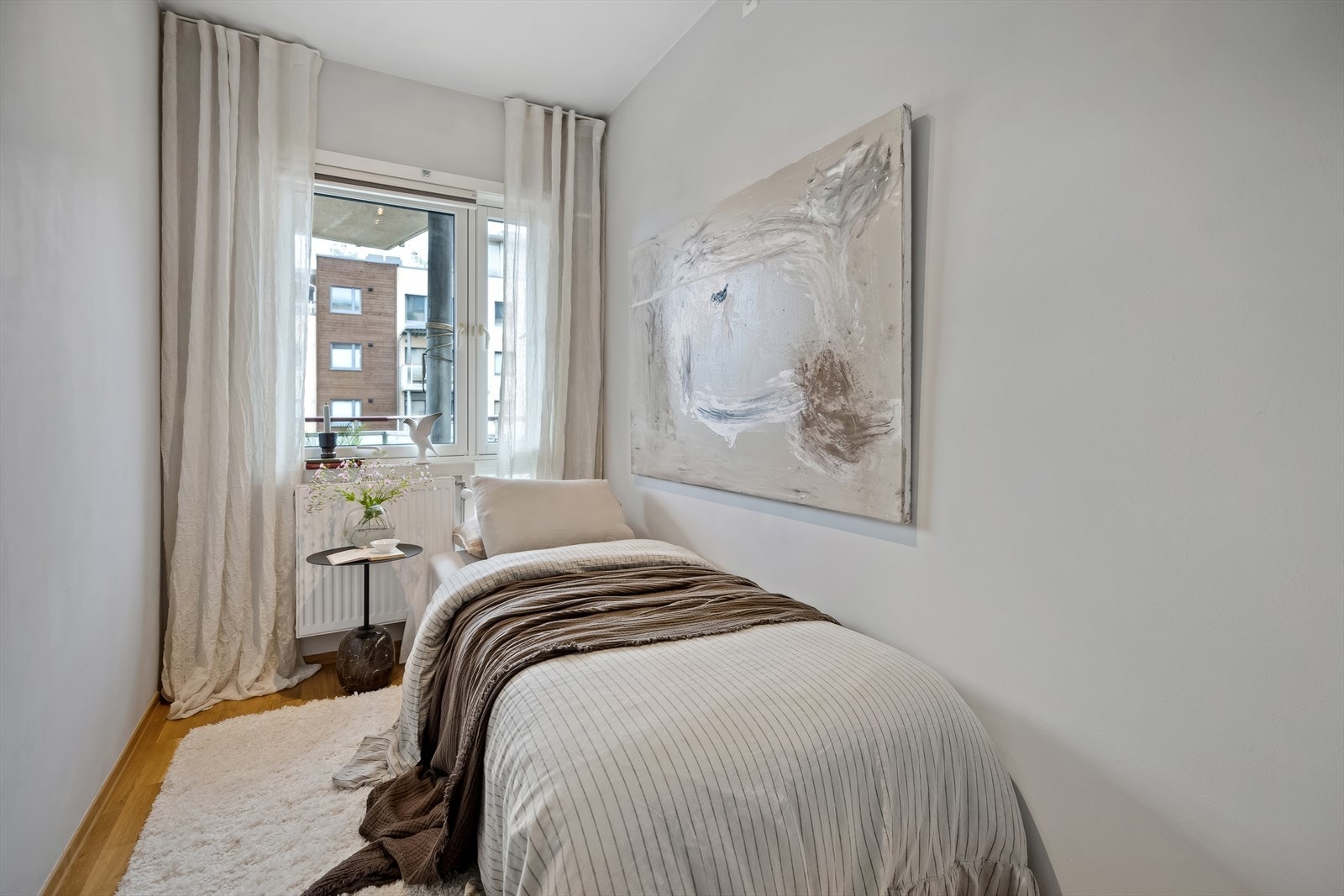 Lyst soverom med plass til seng og garderobeskap. Galleribilde