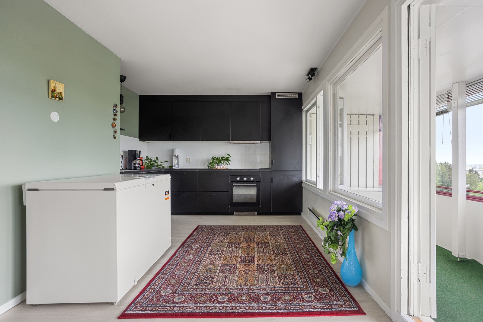 Kjøkkenet, som var nytt 2020, har et moderne design med gode benkeflater og rikelig med oppbevaringsplass Galleribilde