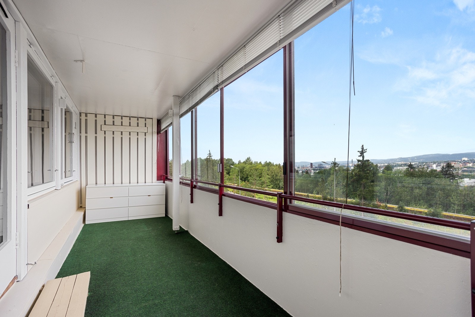 Fra stuen er det utgang til en innglasset, nordvestvendt balkong på ca. 13 kvm Galleribilde