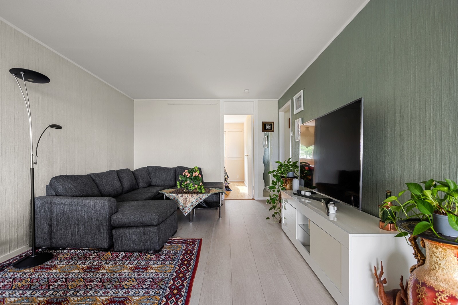 Her er det utmerket plass til sofagruppe, lenestoler og tv-/mediastasjon Galleribilde