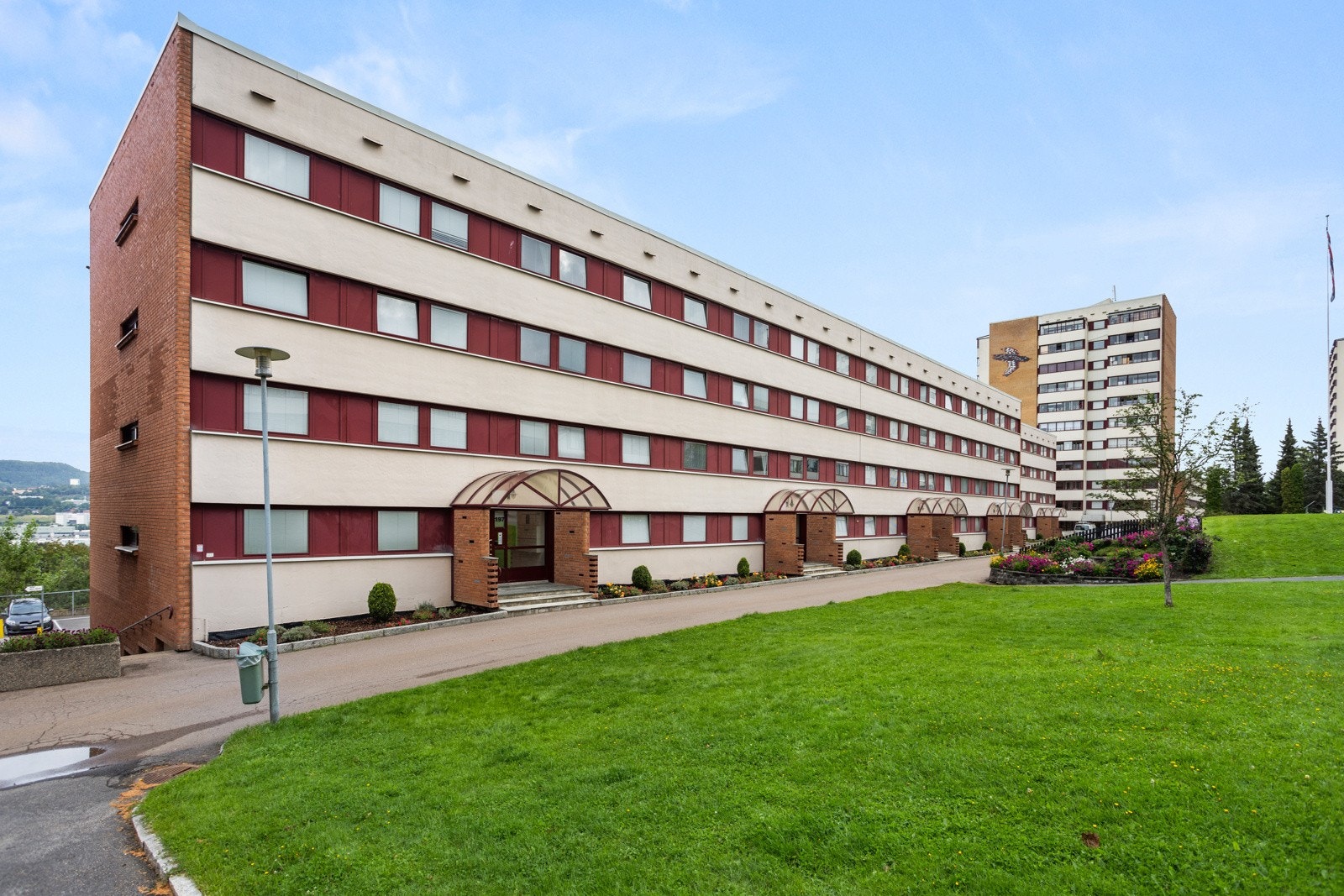 Eiendommen ligger barnevennlig og attraktivt til, med nærhet til skoler, barnehager, buss og T-bane, samt med kort vei til idylliske turområder i Østmarka Galleribilde