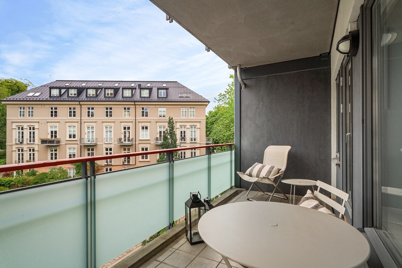 Romslig balkong på 9 m2 med hyggelig utsyn. Galleribilde