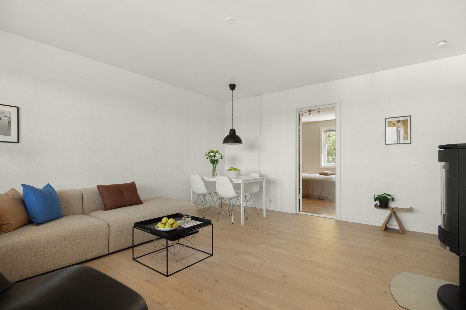 Som du ser, er det rikelig med plass til langbord i stuen. Galleribilde