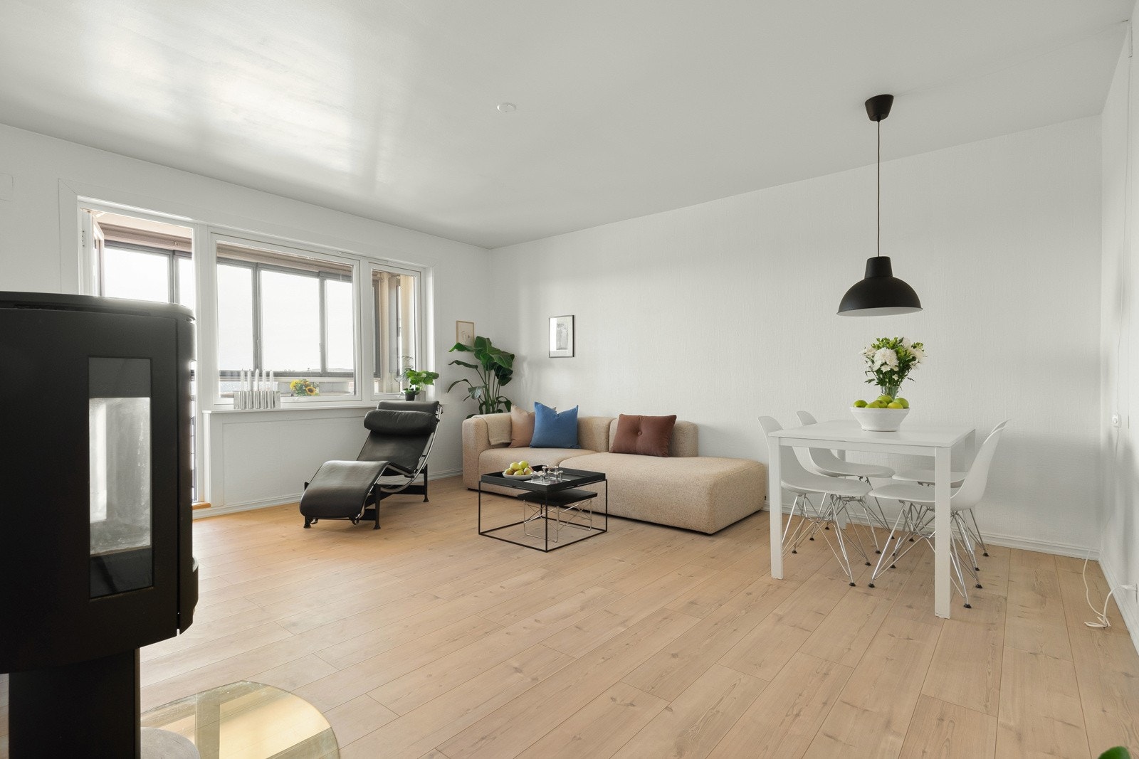 Vi fortsetter i den romslige stuen, som både huser større sofagruppe og spiseplass. Galleribilde