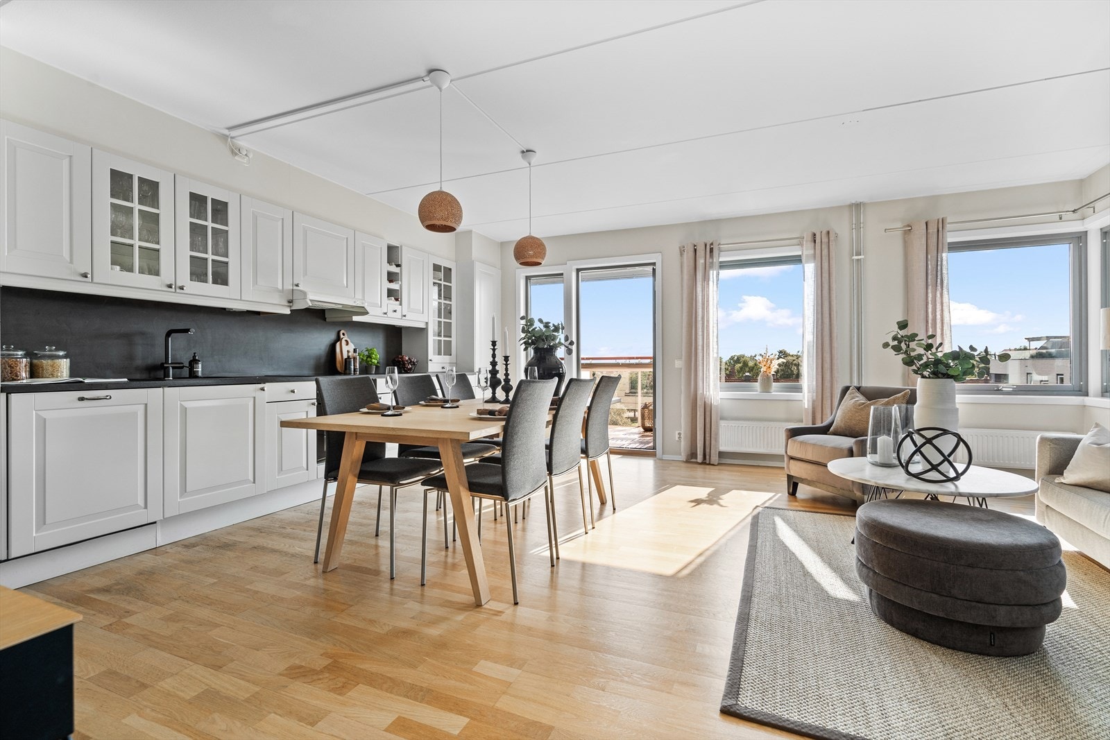 De store vindusflatene og gode lysforhold sikrer godt med naturlig lys Galleribilde