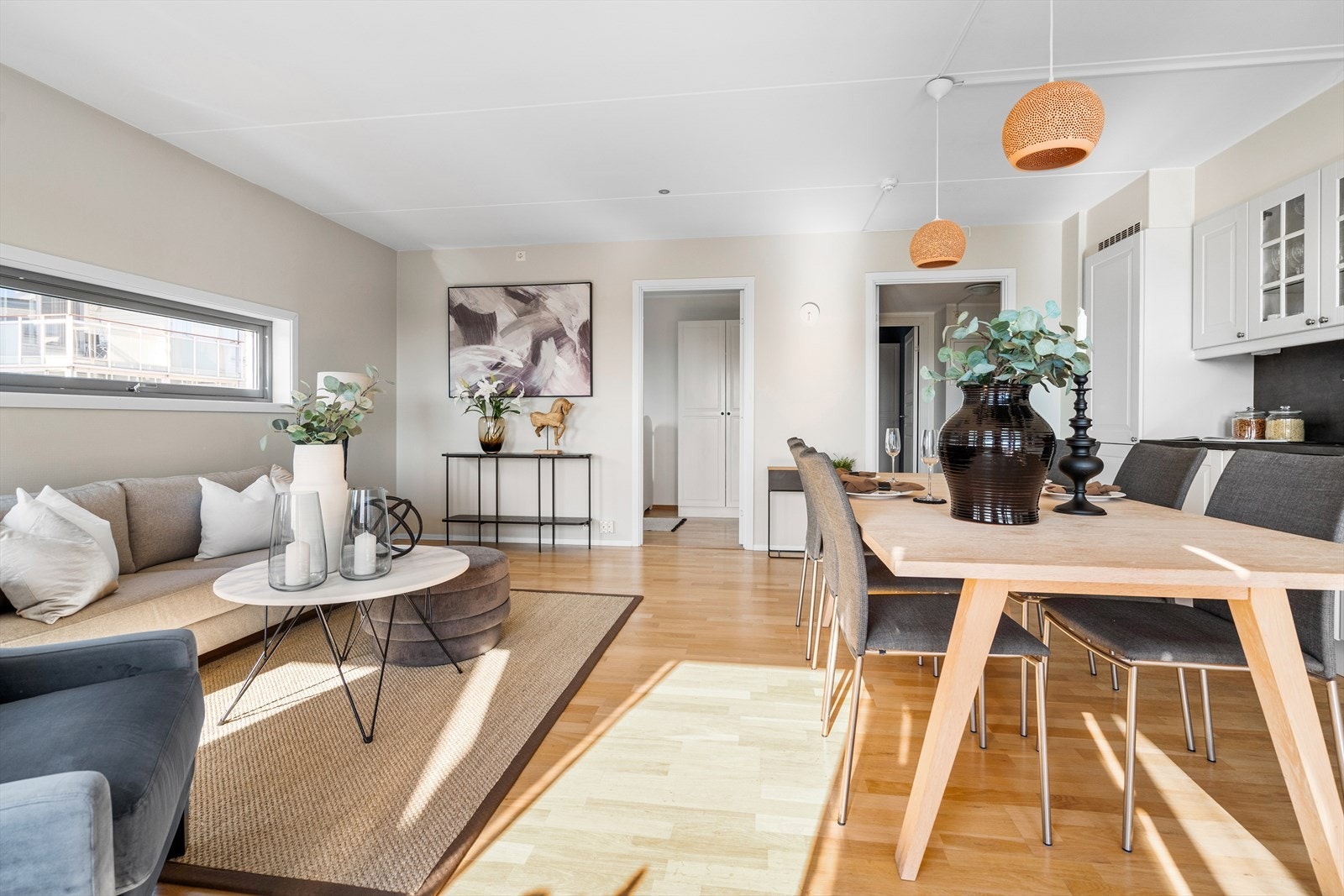 Ved kjøkkenet er det god plass til stort spisebord Galleribilde