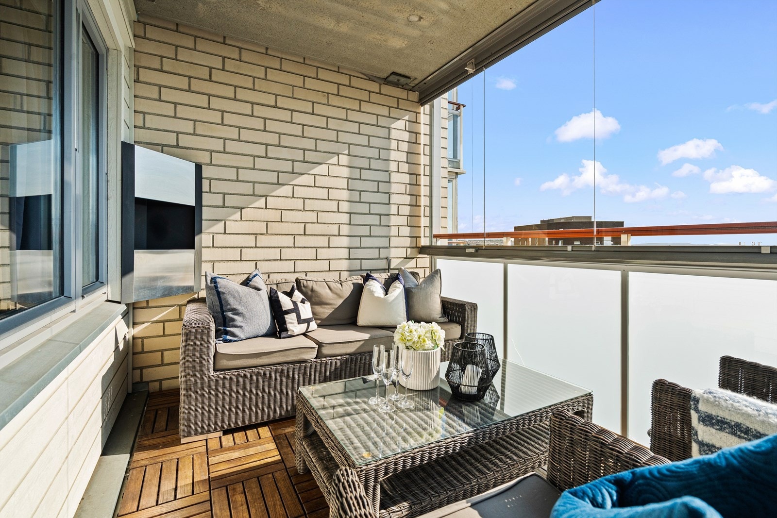 Balkongen vender mot sydvest, så her har du optimale solforhold Galleribilde