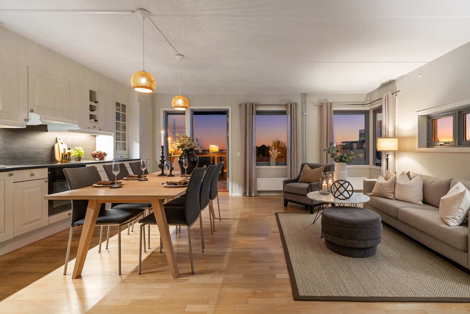 I stuen er det god plass til sofagruppe med tilhørende sofabord og tv-møblement Galleribilde