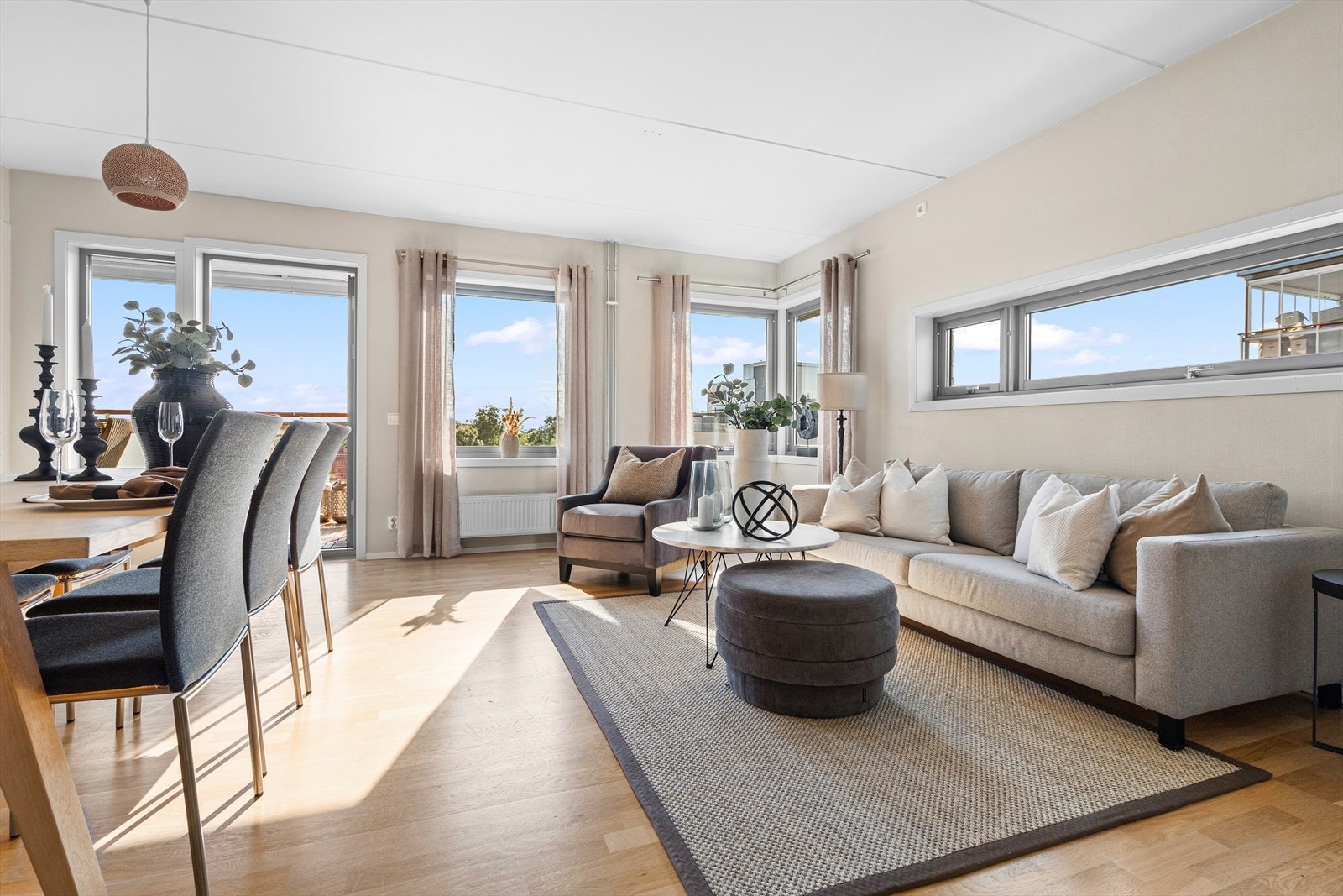 Grønt, åpent og fint utsyn fra stuen - her er det ingen sjenerende innsyn Galleribilde