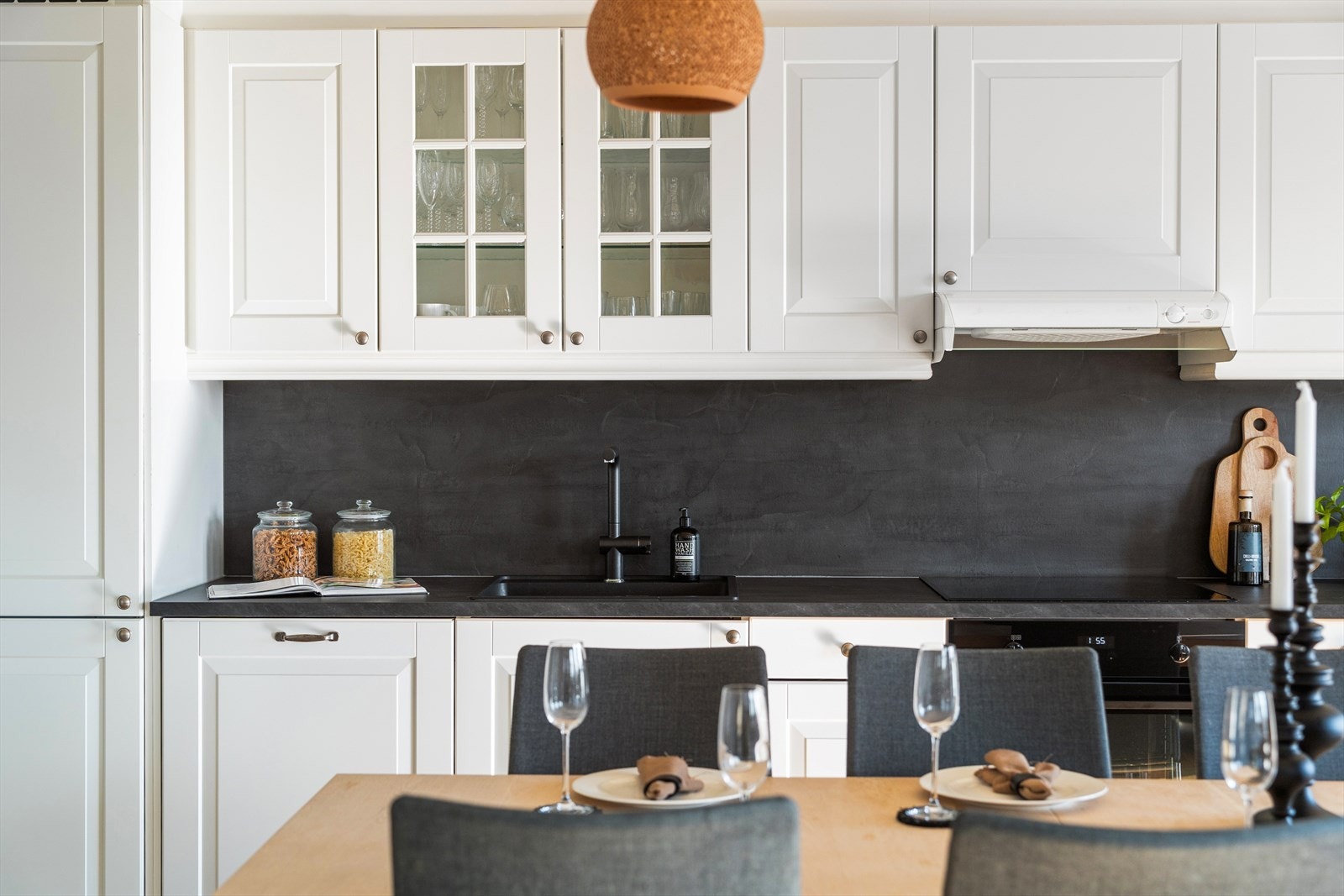 Det er integrert oppvaskmaskin, kjøl/fryseskap, platetopp og stekeovn. Innredning med mekanisk avtrekksvifte over stekesonen Galleribilde