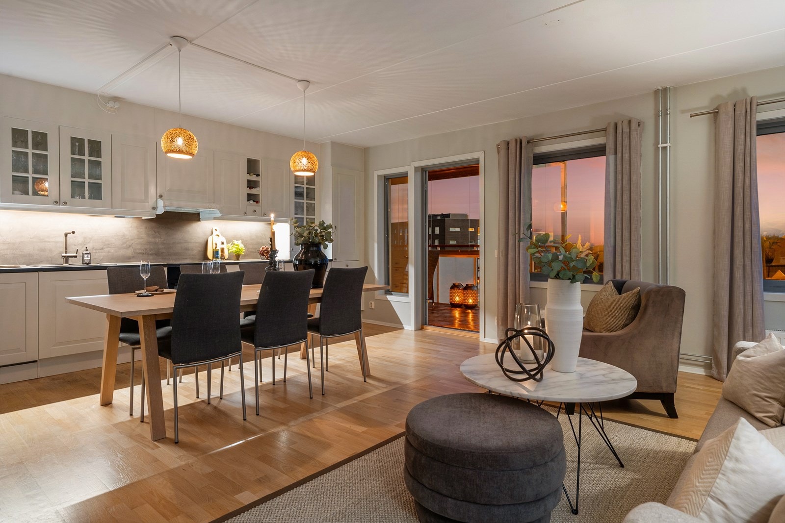 Leiligheten har gjennomførte overflater med lune fargevalg og tre-stavs parkett Galleribilde