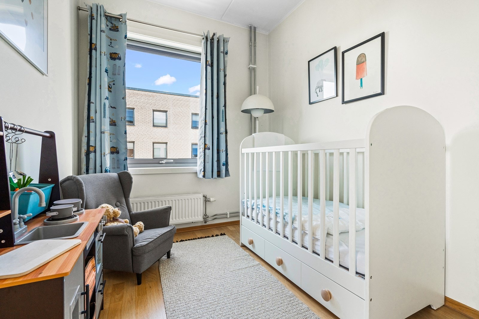 Her er det plass til seng, skrivepult og garderobeskap Galleribilde