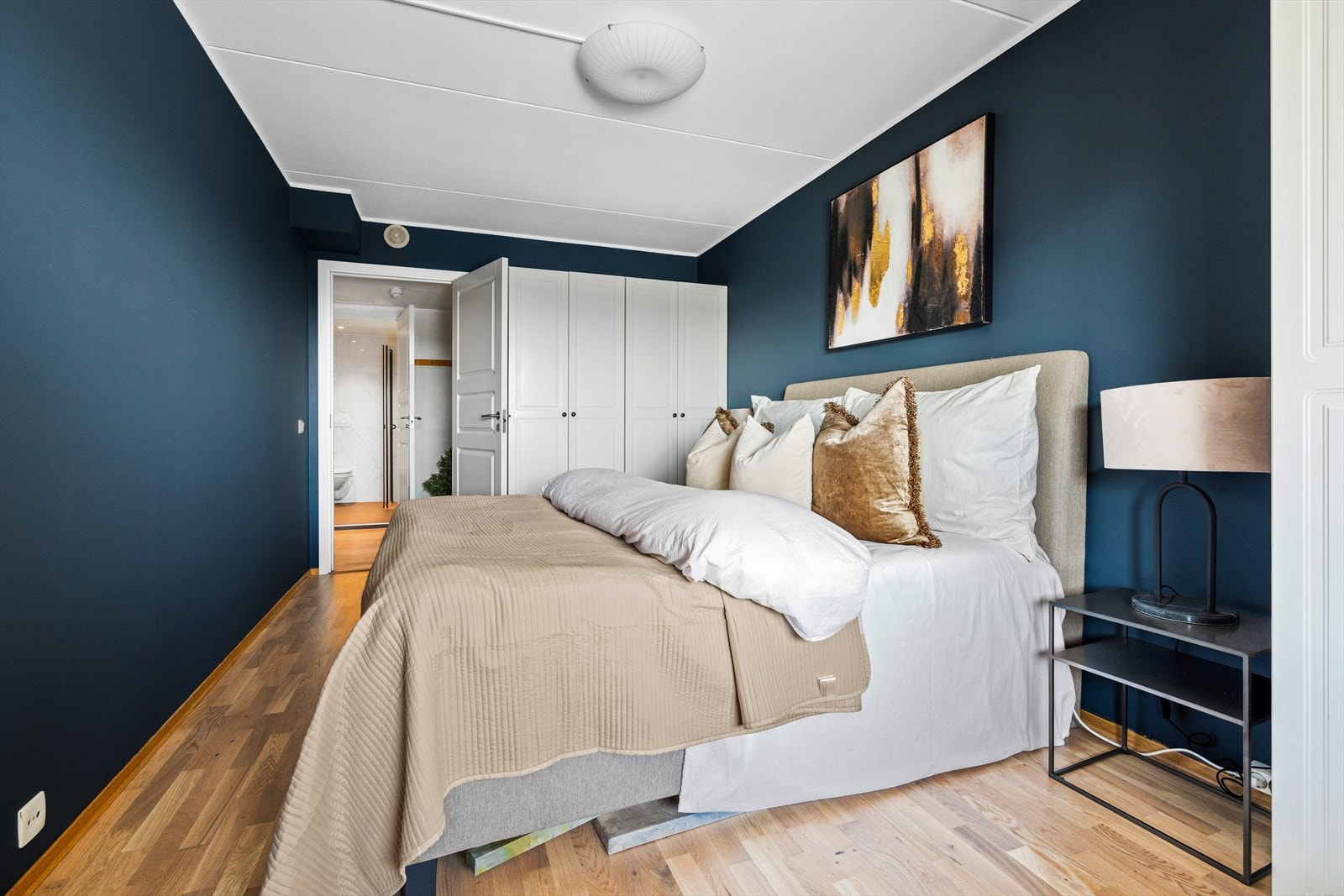 Soverommet har godt med lagringsplass i store garderobeskap Galleribilde