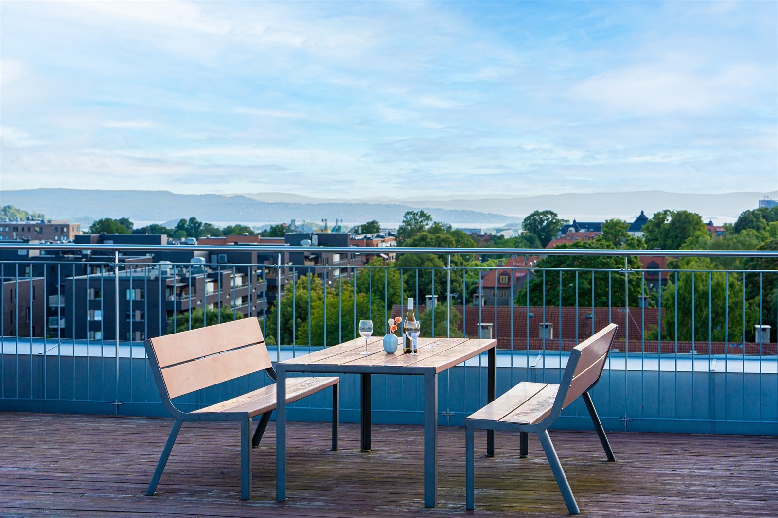 Takterrassen er solrik og har fantastisk utsikt Galleribilde