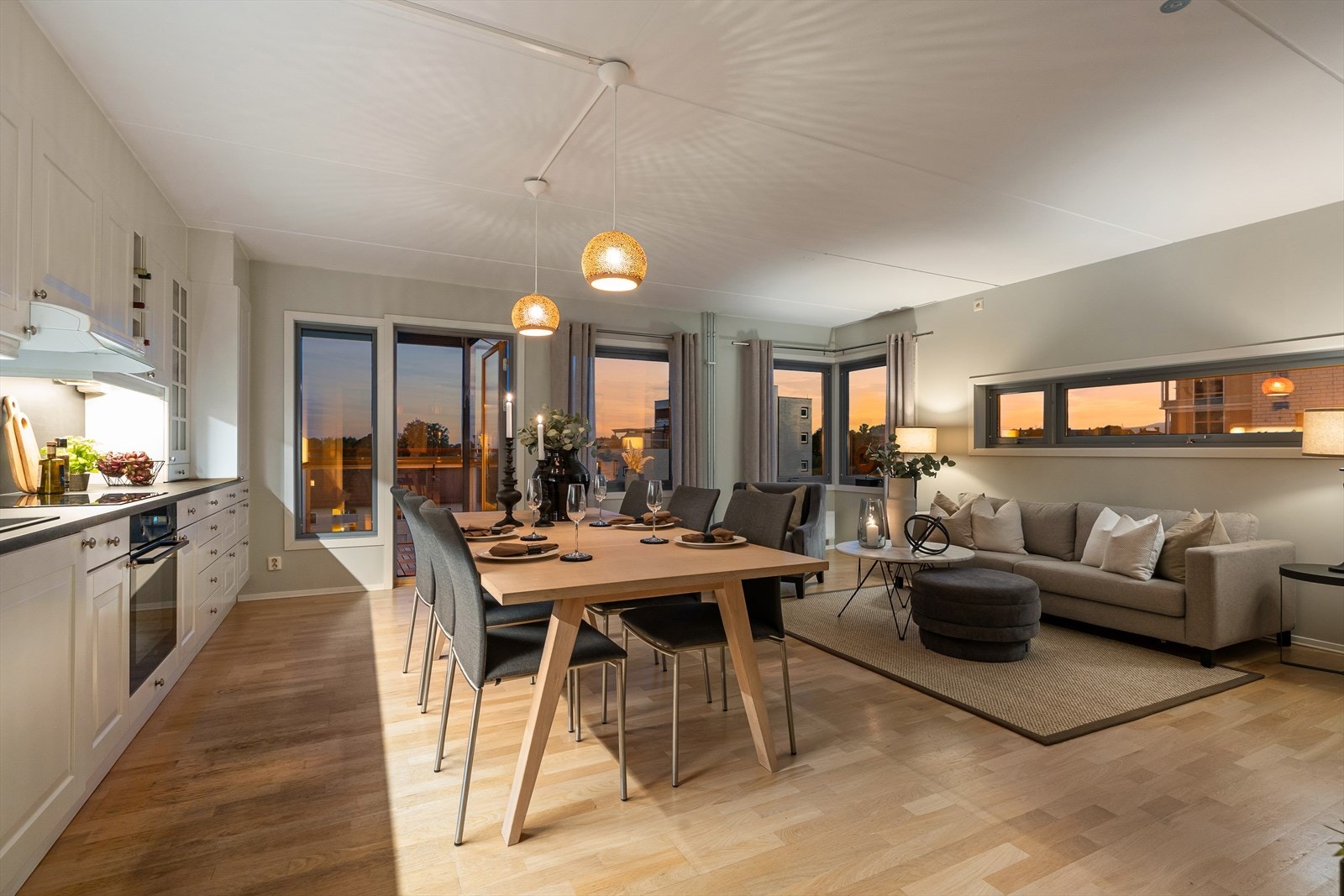 Luftig og lys hjørnestue med store vindusflater Galleribilde