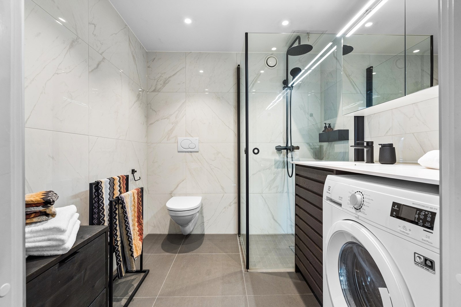 Moderne og stilsikkert bad fra Kvik pusset opp i 2020 med tidsriktig innredning, fliser og garnityr Galleribilde