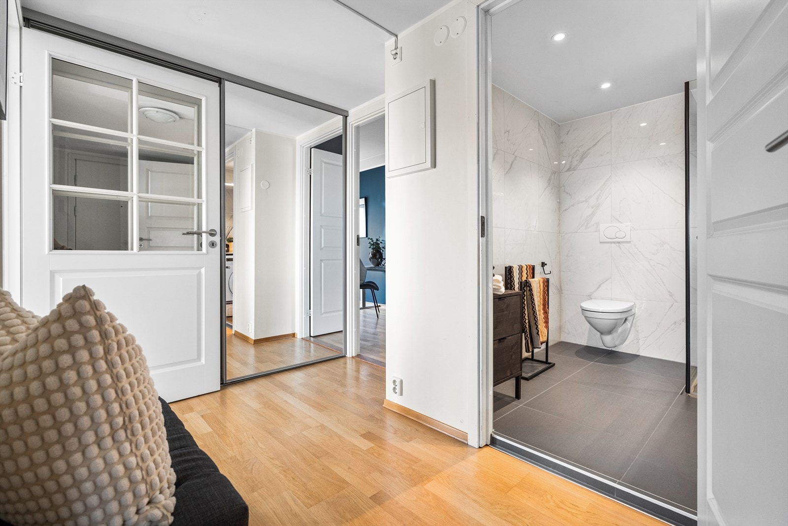 I gangen er det en romslig skyvedørsgarderobe med masse lagringsplass. I tillegg er boden er lett tilgjengelig ved inngangsdøren Galleribilde