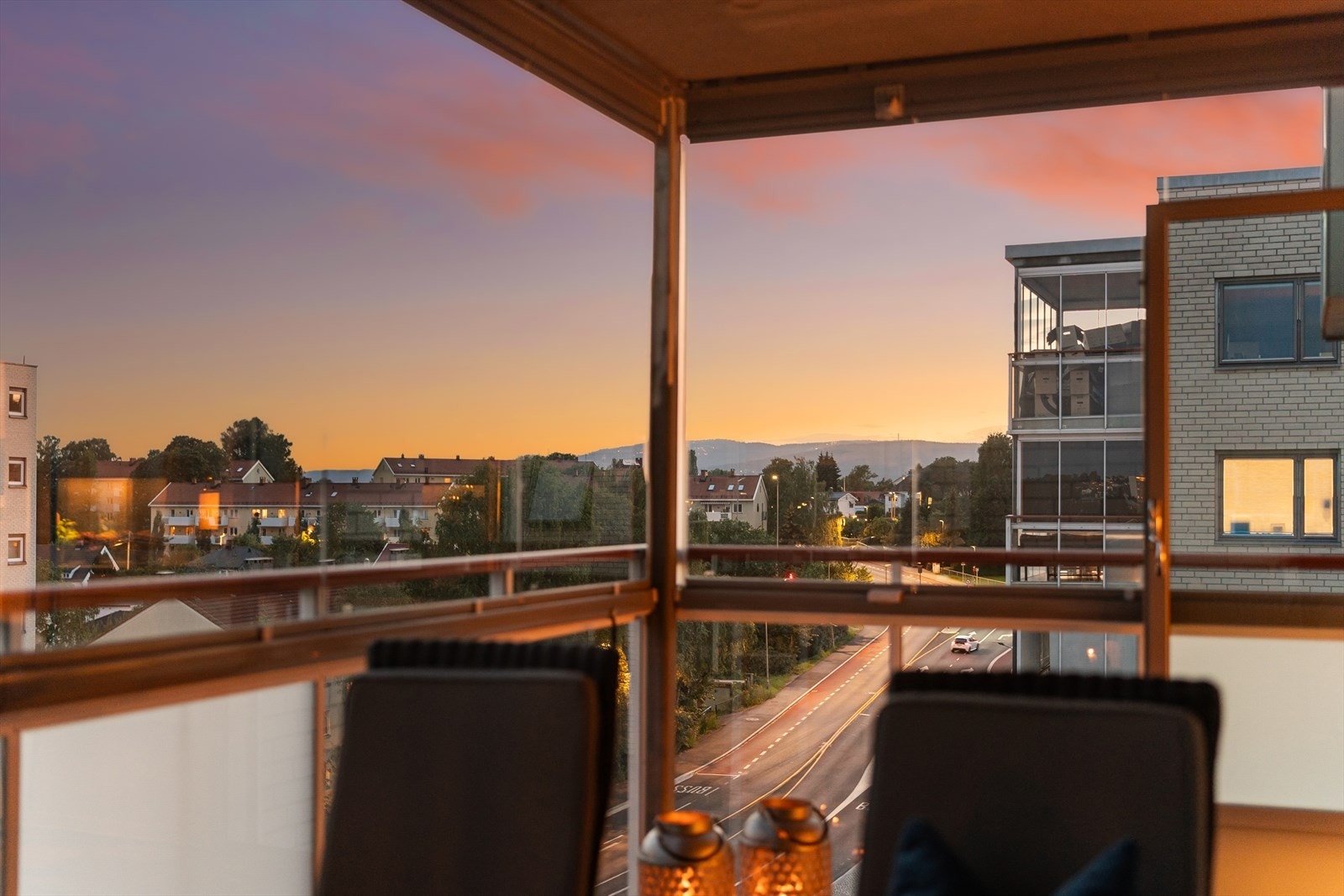 Fra stuen er det utgang til en innglasset balkong på 14 kvm. Det er varmelamper på balkongen som gir ekstra lange og fine kvelder! Galleribilde