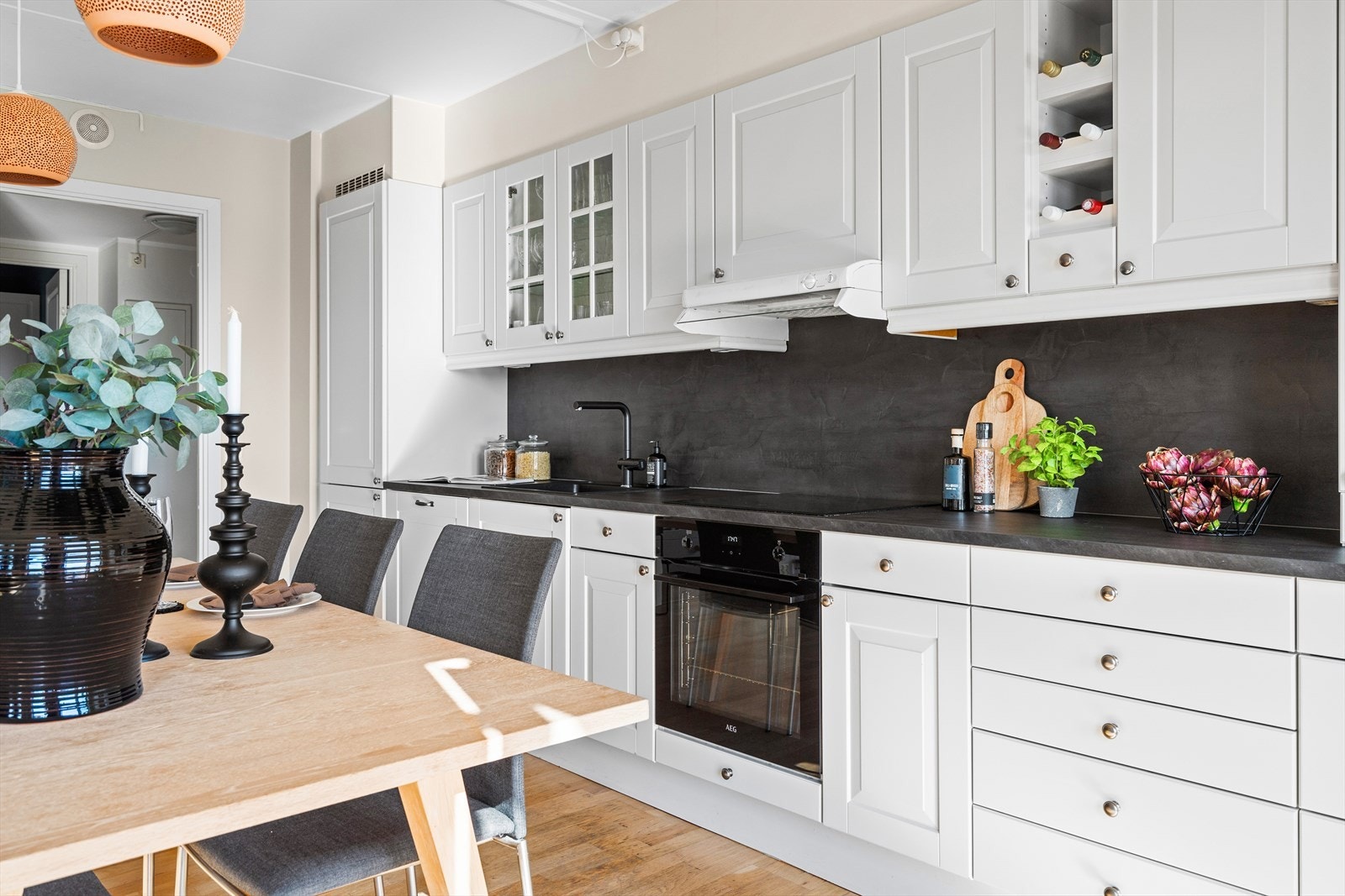 Lys innredning med profilerte fronter og benkeplate i høtrykkslaminat Galleribilde