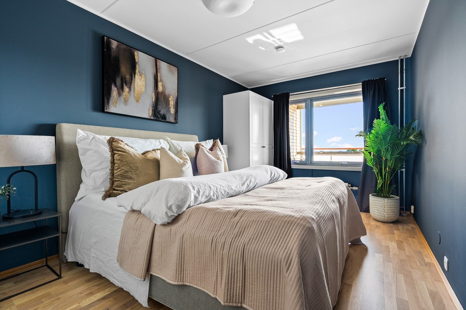 Leiligheten har tre lune og innbydende soverom Galleribilde