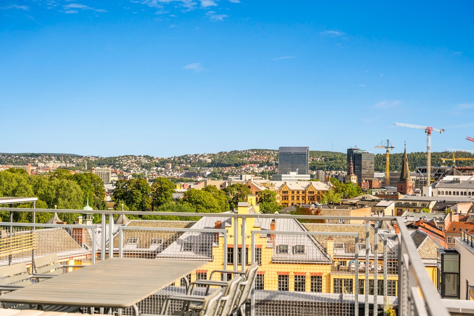 Felles takterrasse med nydelig utsikt over byen. Galleribilde