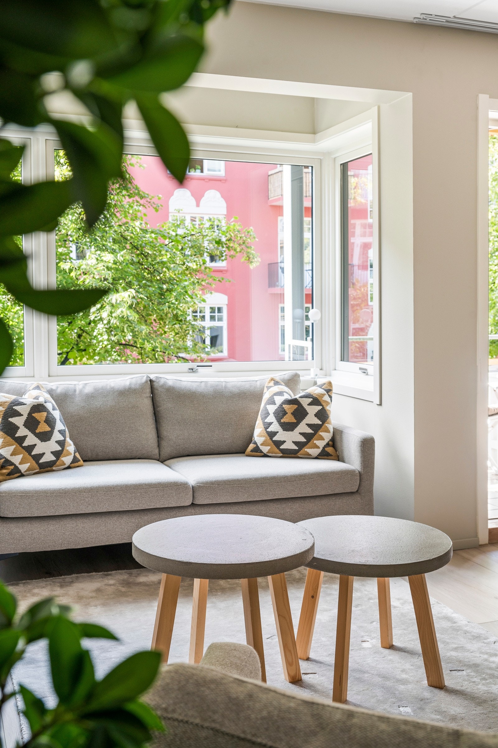 Leiligheten er oppvarmet med radiatorer. A-konto fyring inkludert i felleskostnadene. Galleribilde