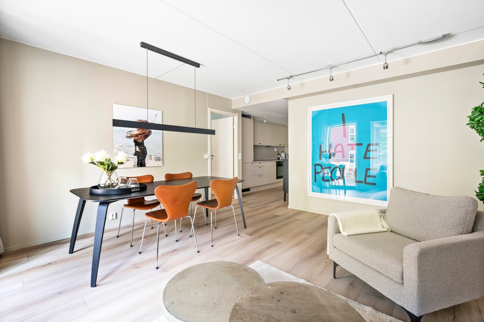 Stuen gir god plass til både sofagruppe og spisebord. Galleribilde