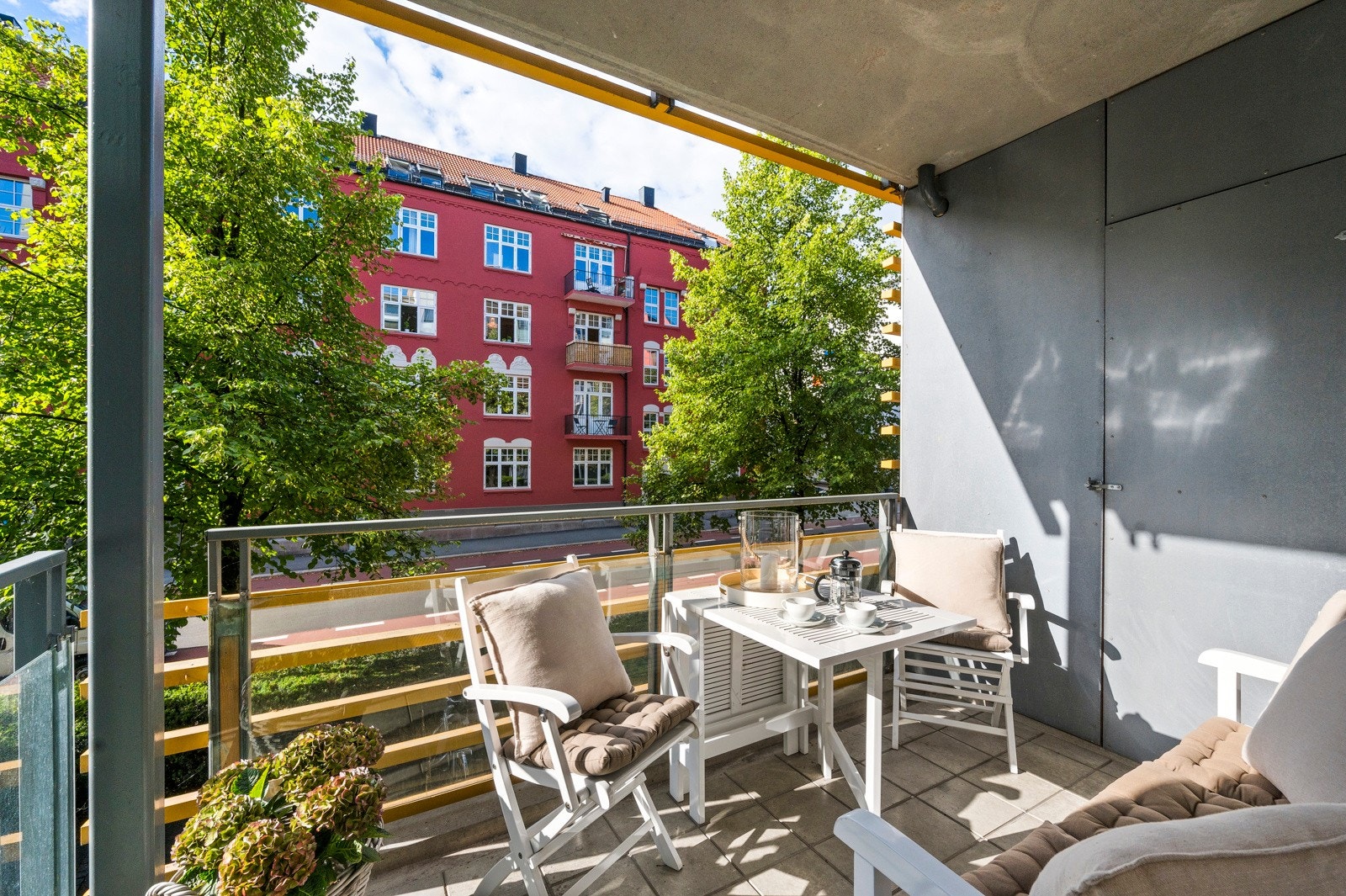 Balkongen er overbygd og gir en fin forlengelse av stuen på sommerhalvåret. Galleribilde