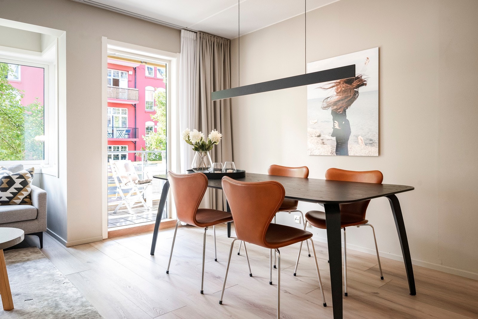 Leiligheten ligger fint til i byggets 2. etasje med en rekke store vindusflater. Galleribilde