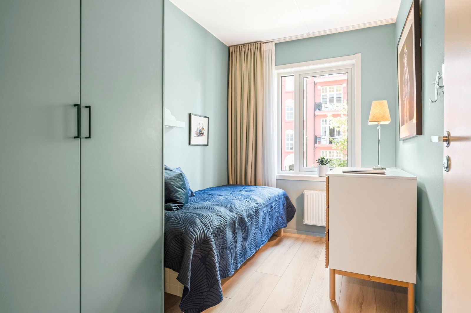Adkomst fra entré til soverom II som er av fin størrelse med plass til dobbeltseng. Galleribilde