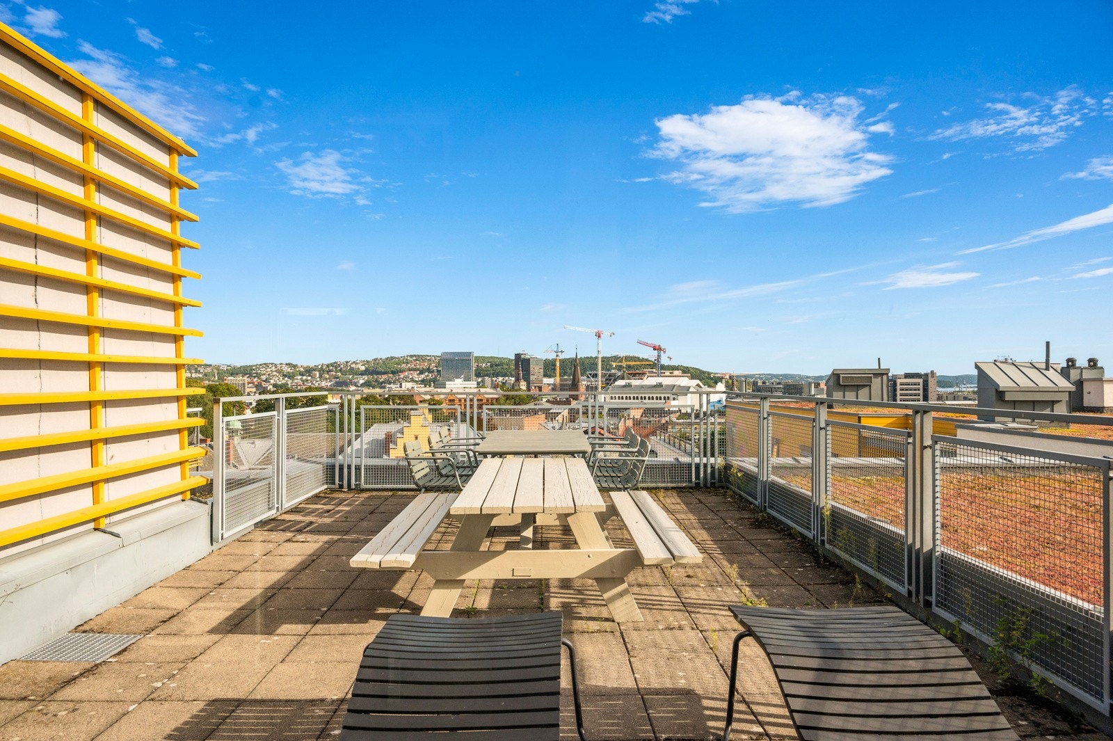 Heisadkomst til stor felles takterrasse med gode solforhold. Galleribilde