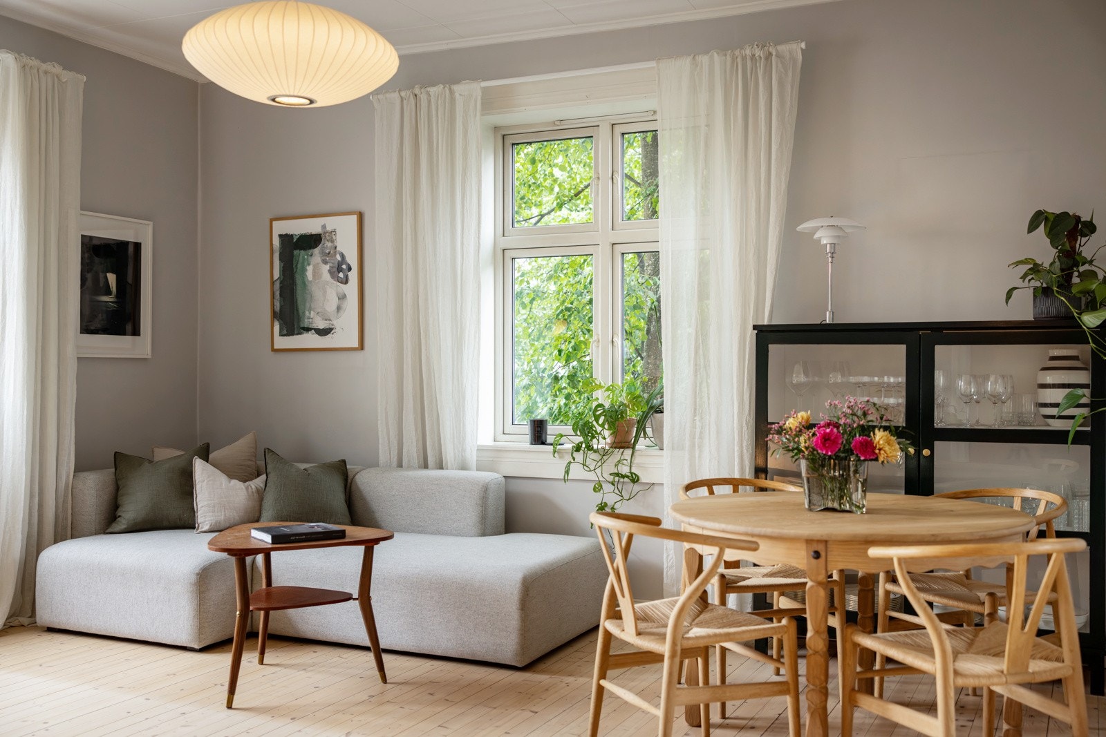 Det er rikelig plass til både en stor sofagruppe en romslig spisegruppe. Galleribilde