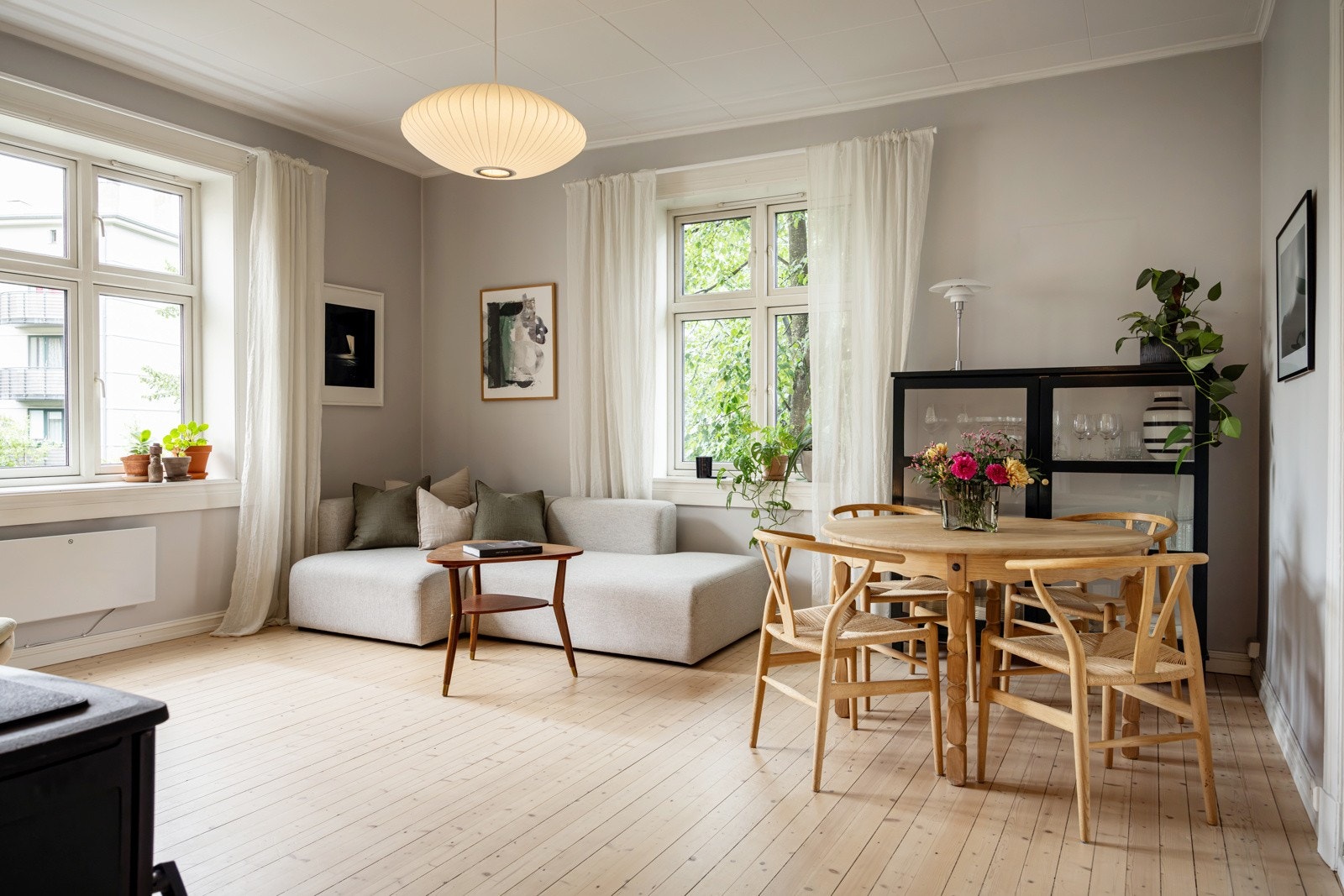Som hjørnestue drar rommet nytte av ekstra lysinnslipp fra flere kanter. Galleribilde