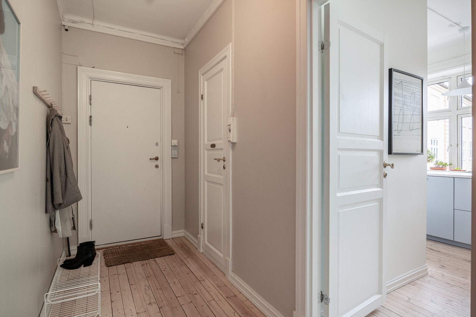 Du ønskes velkommen inn i en lys og innbydende entré. Galleribilde