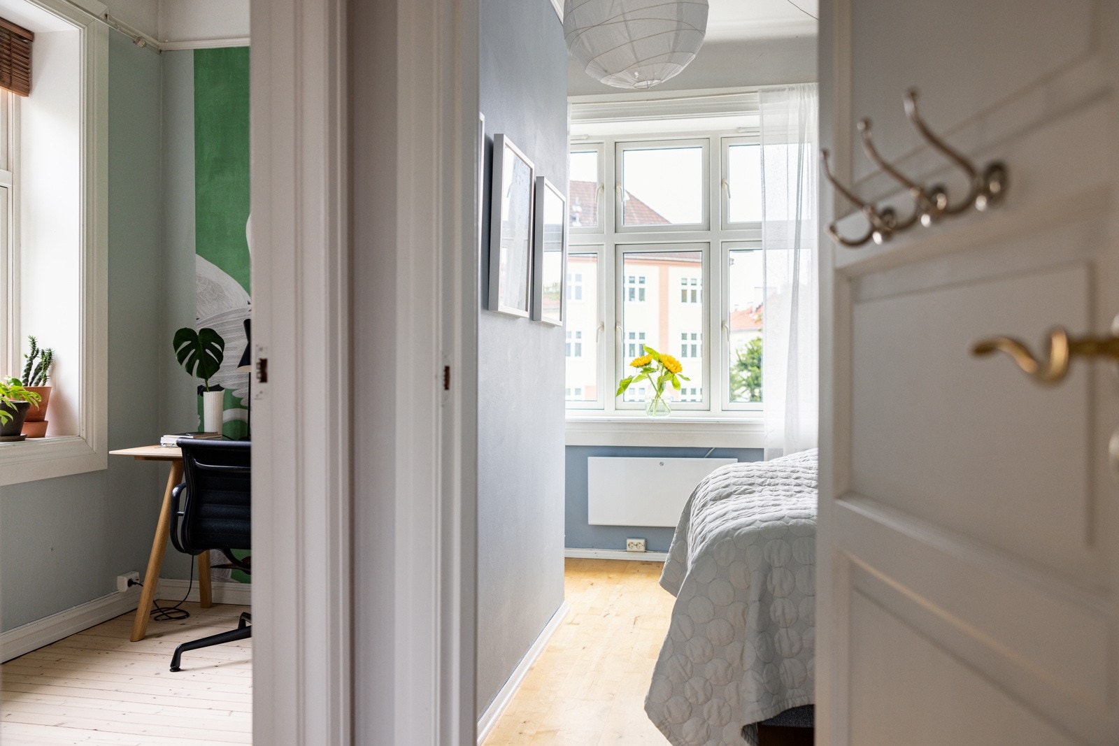 Mellom soverommene er det en gang med innvendig bod, her er det mye oppbevaringsplass. Galleribilde