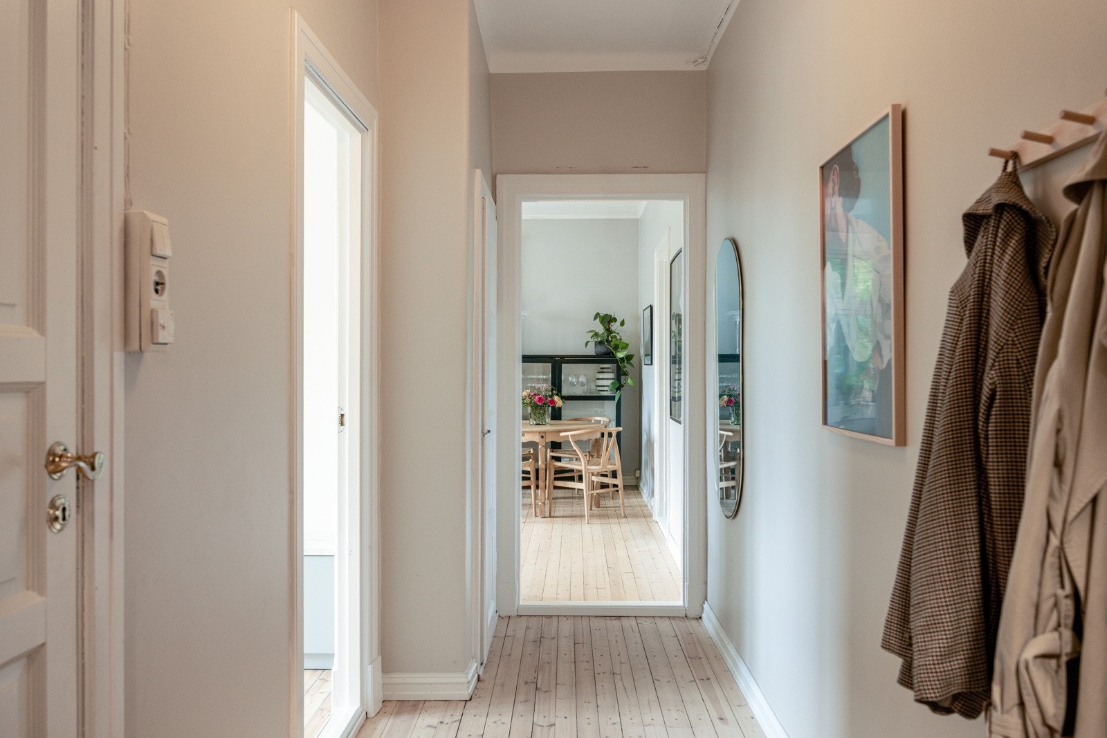 Mye oppbevaringsplass i integrert skap. God gulvplass sørger også for muligheten til flere oppbevaringsløsninger. Galleribilde