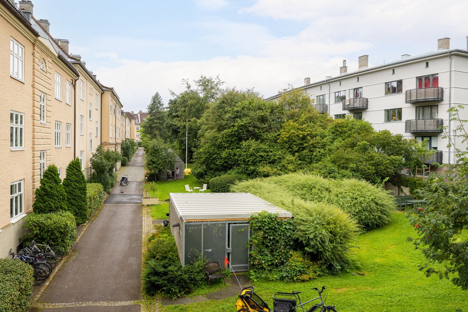 Også på kjøkkenet har man glede av utsikten mot bakgården. Galleribilde