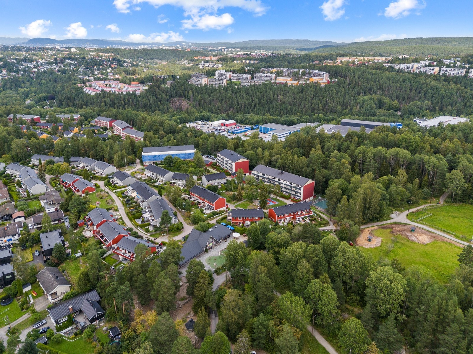 En liten sykkeltur unna har Fiskevollbukta, Hvervenbukta og Katten fine badestrender langs Bunnefjorden. Galleribilde