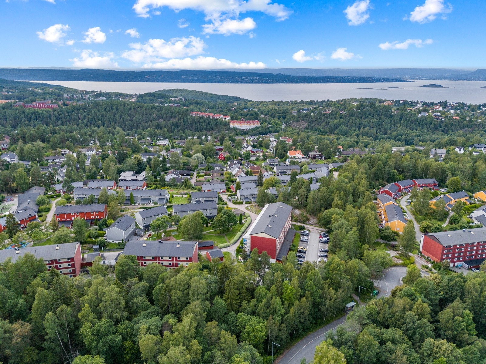 Beliggenheten er særdeles barnevennlig, med umiddelbar nærhet til lekeplasser, barnehage og busstopp. Galleribilde