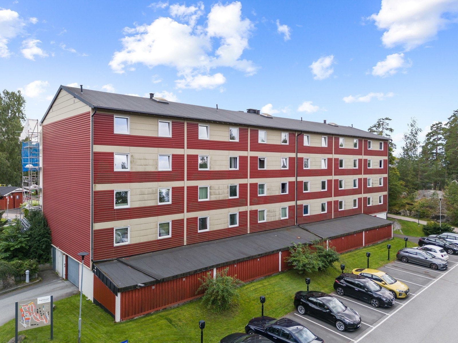 Leiligheten ligger i 1. etasje i et velholdt boligbygg fra 1984. Galleribilde