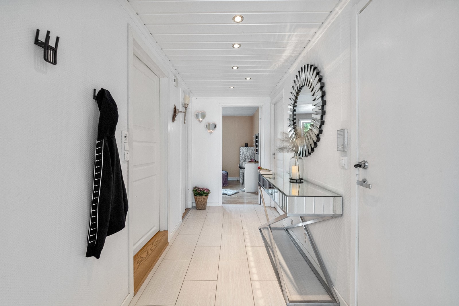 Leiligheten har en pen entré med downlights i himlingen. Galleribilde