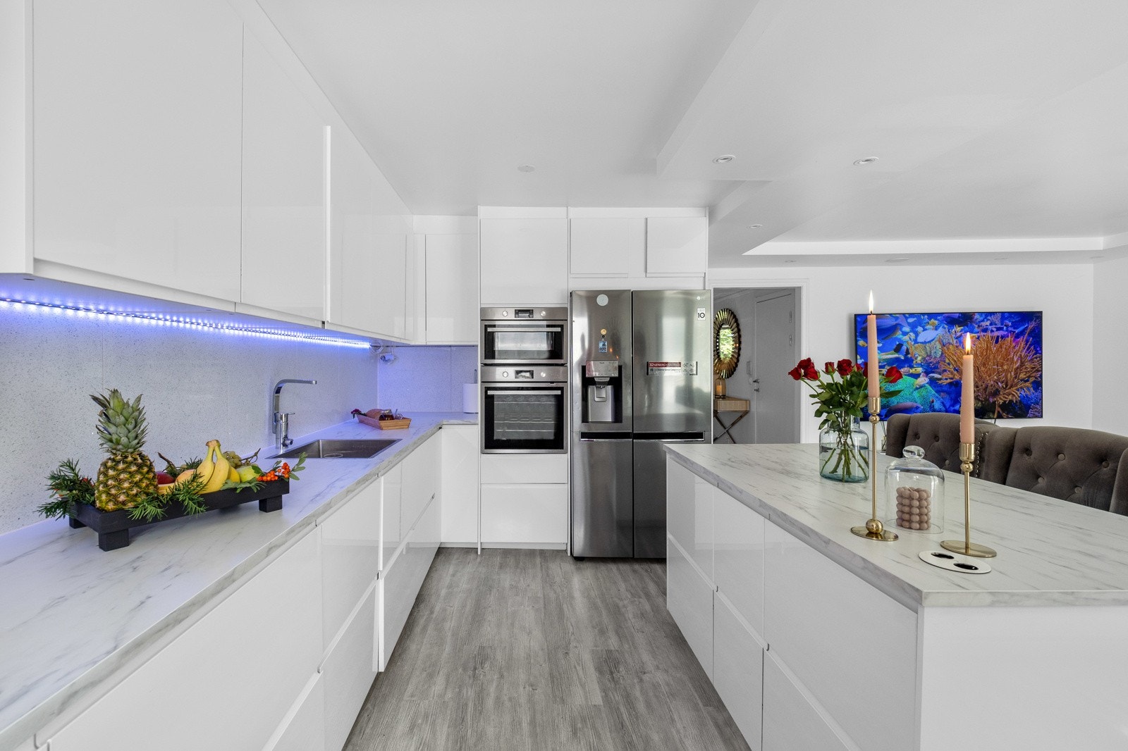 Kjøkkenet har langstrakte benkeflater som innbyr til spennende kokkelering. Galleribilde