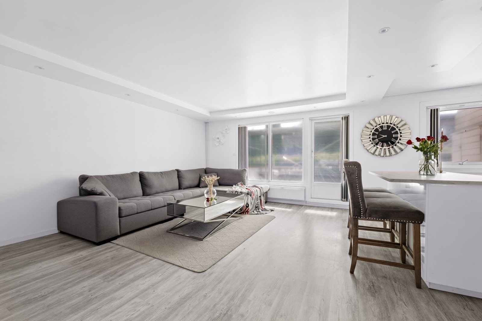 Fra allrommet er det utgang til en stor, sydvestvendt terrasse med møbleringfrihet. Galleribilde