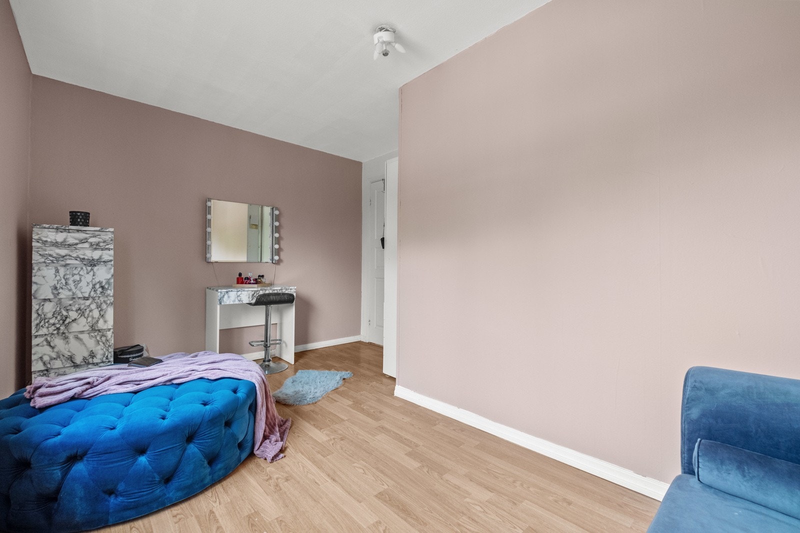 På det ene soverommet er det et medfølgende, hvitt klesskap. Galleribilde