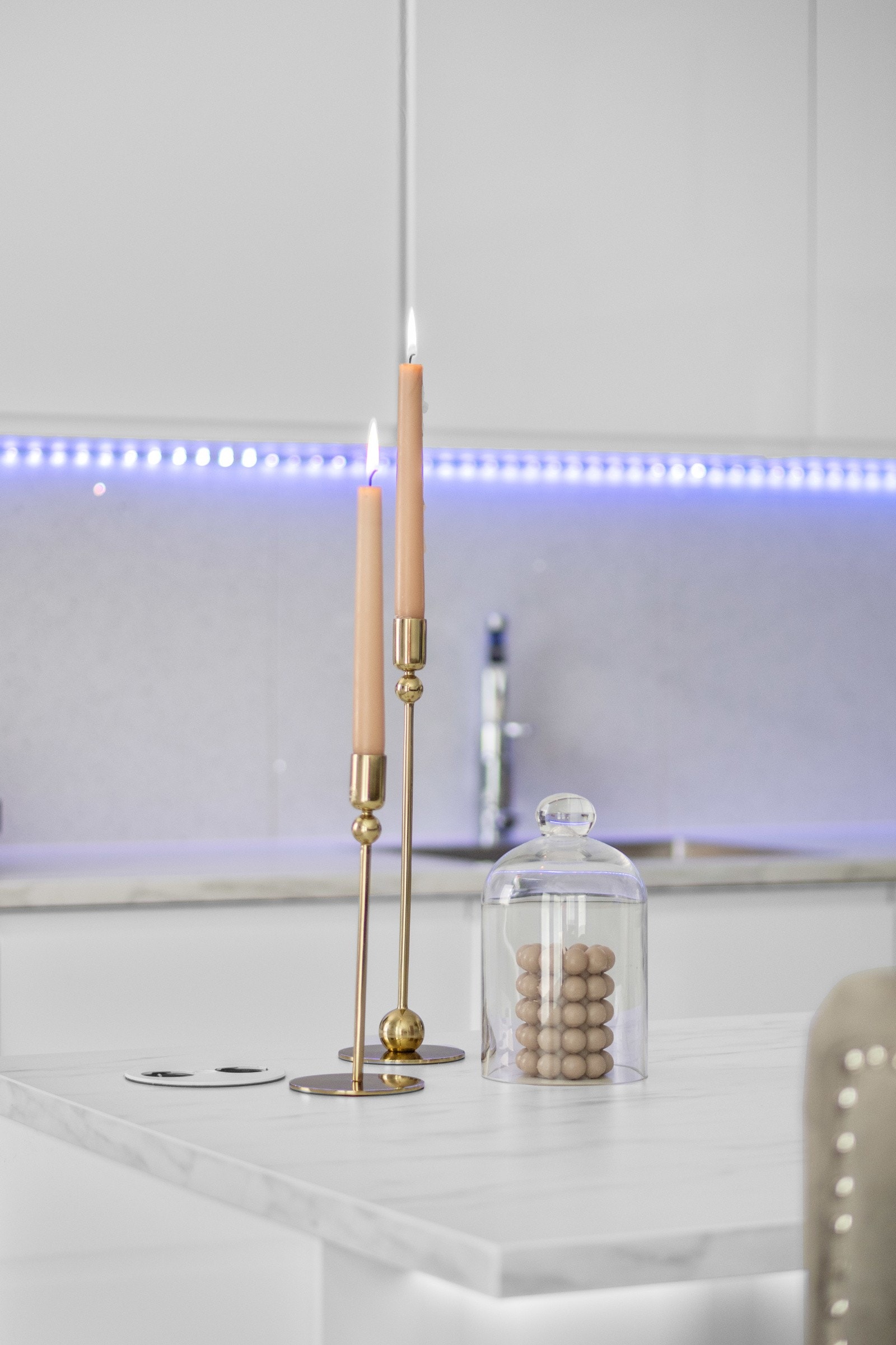 Kjøkkenøya er praktisk utstyrt med benkemonterte stikkontakter. Galleribilde