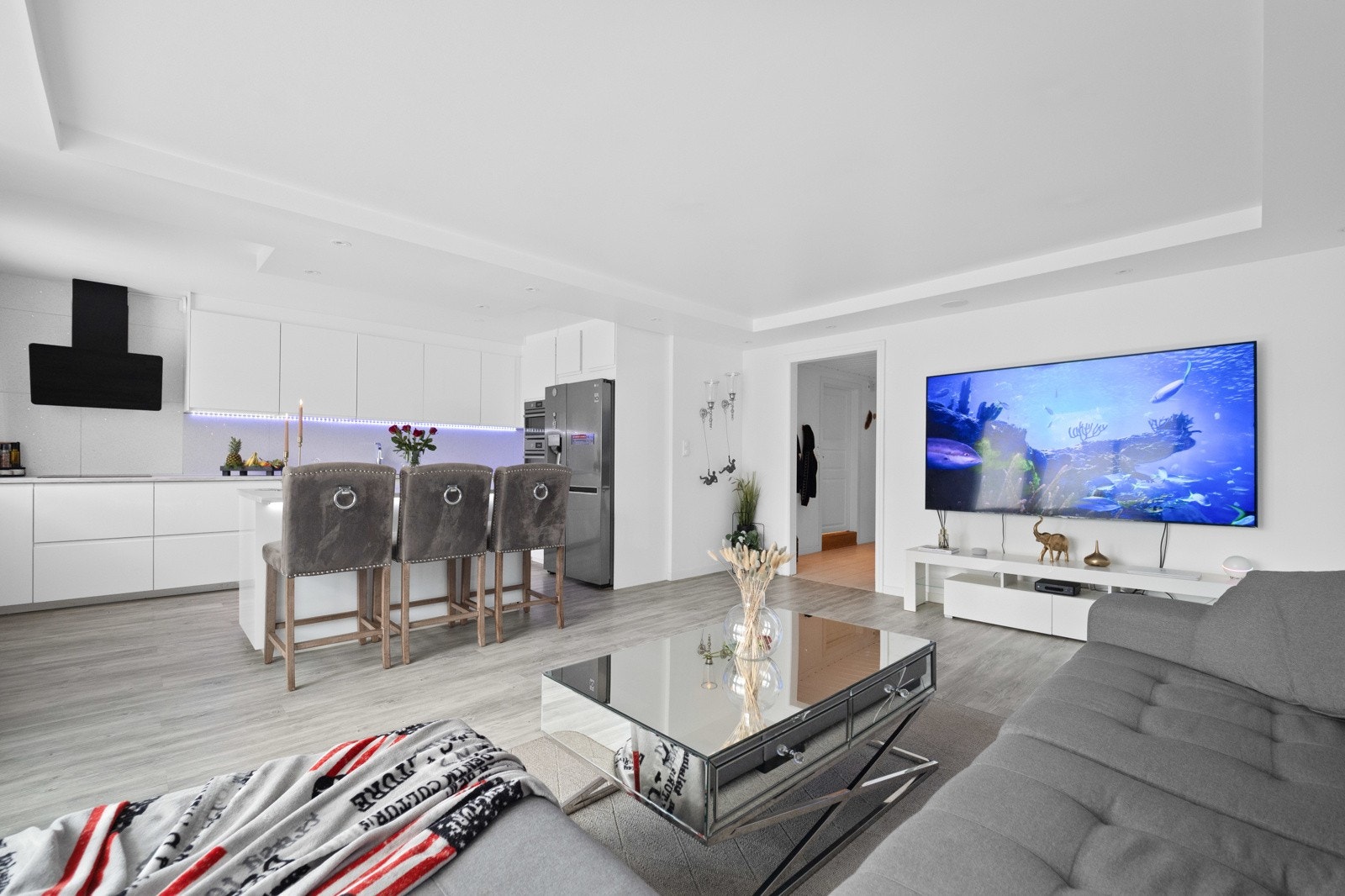 Ved kjøkkenøya er det etablert en barløsning med spiseplass for tre. Galleribilde