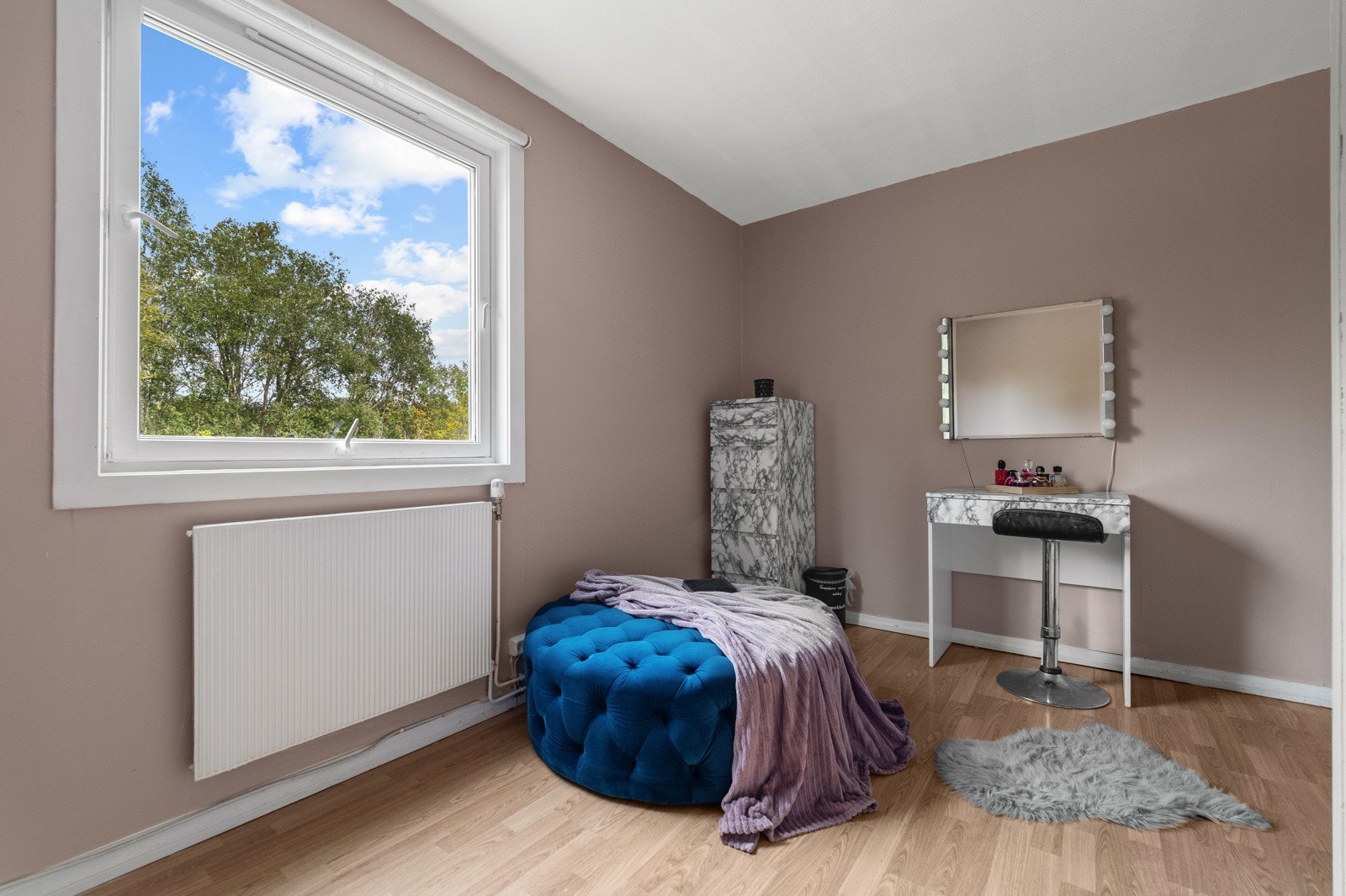 Leiligheten varmes opp med radiatorer tilkoblet fjernvarmeanlegg. Galleribilde