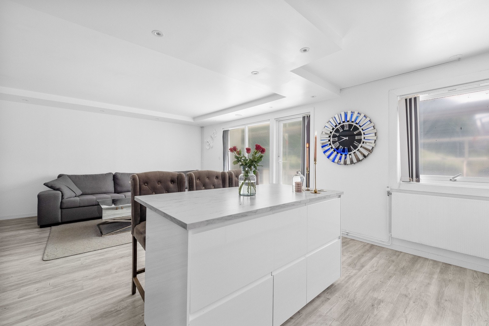 Det er montert downlights i himlingen i allrommet som utgjør stue og kjøkken. Galleribilde